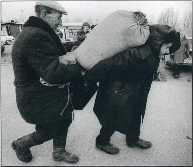 По причине постоянного недостатка отдельных товаров колхозники были вынуждены закупать продукты мешками. СССР, 1970-е годы.