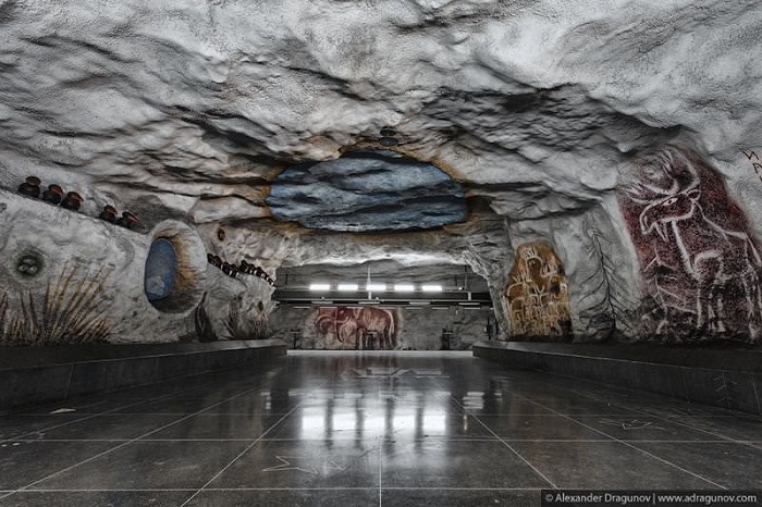 Имитация наскальных рисунков в шведском метро. Фотография Александра Драгунова.