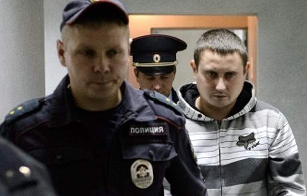 Фигурант дела о пытках в ОВД "Заречный" Александр Дубровин (справа)