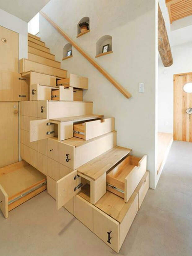 Деревянная лестница с множеством встроенных ящиков для хранения разных вещей.