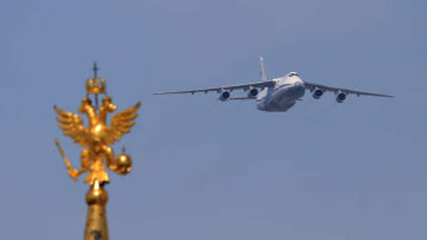 Тяжёлый дальний транспортный самолёт АН-124-100 "Руслан" во время военного парада в честь 70-летия Победы в Великой Отечественной войне 