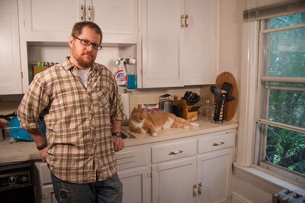 men and cats photography david williams 13 Одинокие мужчины и их котики