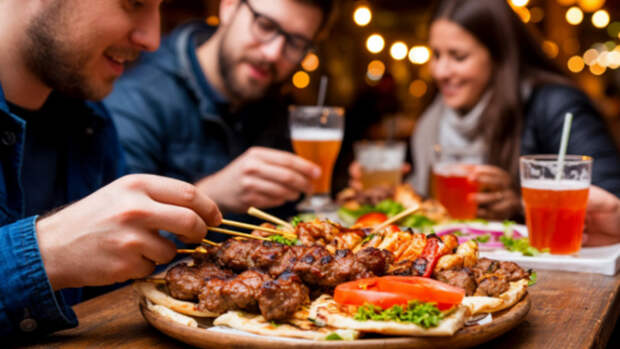 Врач объяснила, почему нельзя запивать шашлык холодными напитками