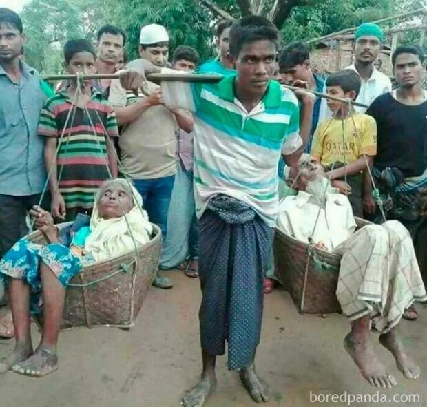 Парень из Мьянмы, который перебрался в Бангладеш, 7 дней нес своих родителей, которые не могут передвигаться