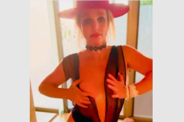 Бритни Спирс станцевала перед камерой с обнаженной грудью из любви к откровенным фото