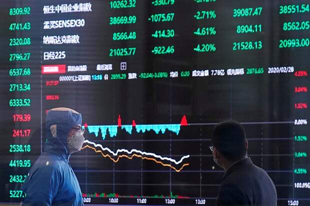 Трейдеры у табло шанхайской биржи наблюдают за падением котировок. Фото: REUTERS