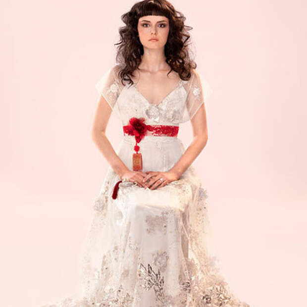 34. Платье от Claire Pettibone расшито вышивкой в виде цветков вишни и идёт в комплекте с поясом в китайском стиле. 34. Платье от Claire Pettibone расшито вышивкой в виде цветков вишни и идёт в комплекте с поясом в китайском стиле. Свадебные платья, дисней, мода