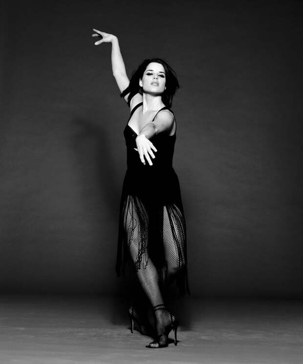 Нив Кэмпбелл (Neve Campbell) в фотосессии Барри Голливуда (Barry Hollywood) для журнала FHM (1998), фото 10