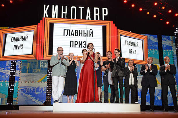 Обладатель главного приза фестиваля «Кинотавр» за фильм «Про любовь» режиссер Анна Меликян (в центре) 