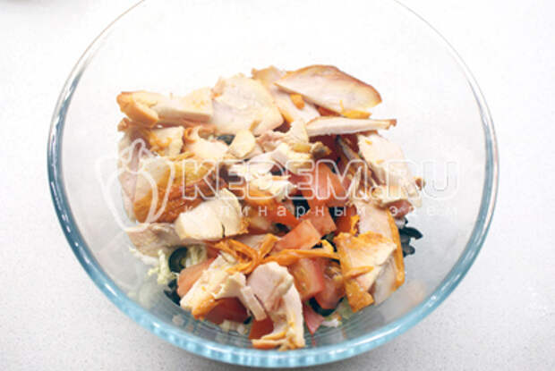 Потом порезанную кусочками копченую куриную грудку и помидор. - Салат с копчёной куриной грудкой. Кулинарный рецепт с фотографиями приготовления салата с копчёной куриной грудкой