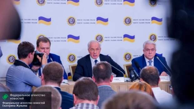 Азаров сравнил политику Киева с массовым зомбированием
