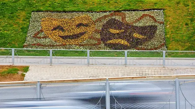 В Москве появились тематические клумбы в честь Года театра