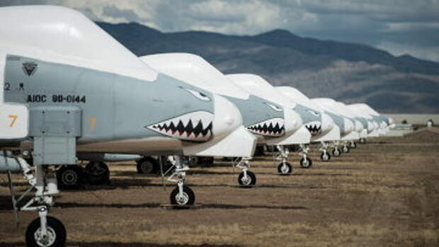 Американские штурмовики Фэйрчайлд Рипаблик A-10 Тандерболт II на авиабазе ВВС США Девис-Монтен в Тусоне, Аризона