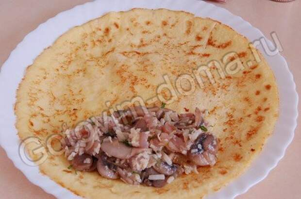 рецепт Яичные блинчики с курицей и грибами