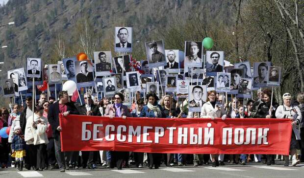 Участники акции Бессмертный полк в городе Дивногорск Красноярского края