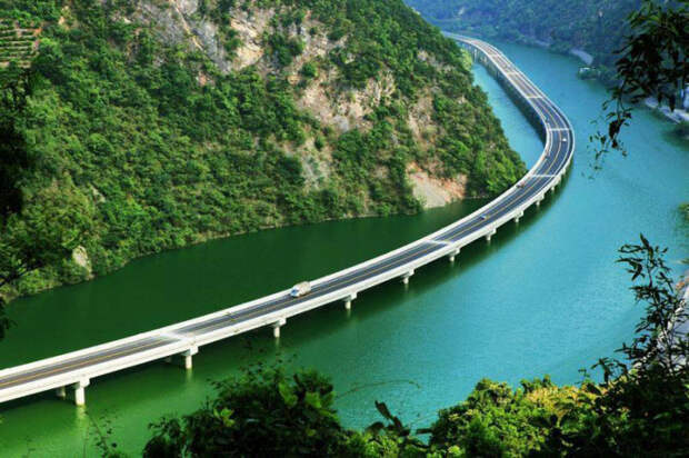 В Китае новый мост-шоссе пустили прямо по руслу реки Ох уж этот Китай, мост, река, сохраним природу