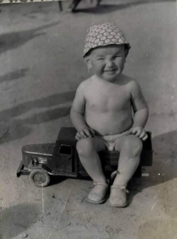 В 1965 году. «Кум на МАЗе, я на КРАЗе». А, говорят, типа только кубики были, к полу прибитые. Вранье, в детском саду никого не обижали. Автор DDM.jpg В 1965 году. «Кум на МАЗе, я на КРАЗе». А, говорят, типа только кубики были, к полу прибитые. Вранье, в детском саду никого не обижали. Автор DDM.jpg