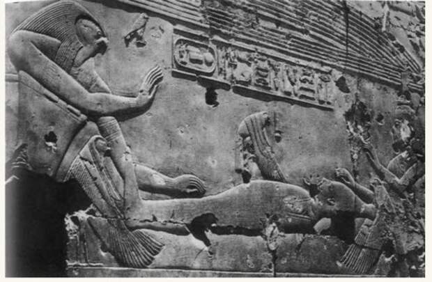 Да-да, это богиня Исида в виде птицы занимается с сексом с …. мумией Осириса. И зачинает бога Гора. Черно-белый вариант с другого ракурса секса богов. Сам бог Гор странным образом присутствует при собственном зачатии. древний египет, интересно, история