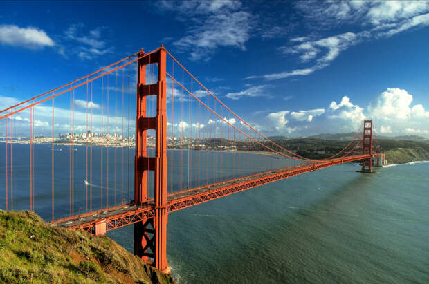 Пересечь символ Сан-Франциско, мост Золотые ворота, на велосипеде.