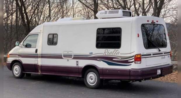 На аукцион выставили уникальный автодом Winnebago Realta 1999 года выпуска