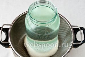 Если нужен твёрдый сыр для изготовления кубиков сыра или творожных сладостей, то вы можете связать марлю и поставить под пресс. Чем дольше сыр будет находиться под прессом, тем плотнее получится. Для средней плотности оставьте сыр под прессом на 40 минут.