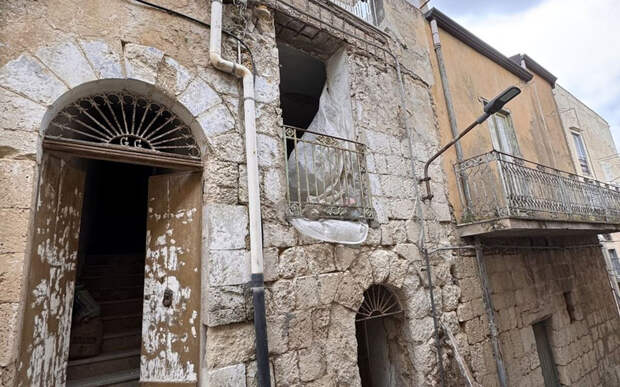 Парень купил дом на Сицилии за 1 евро. Как строение выглядит внутри