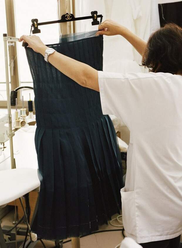 Inside Chanel Couture Atelier (трафик)