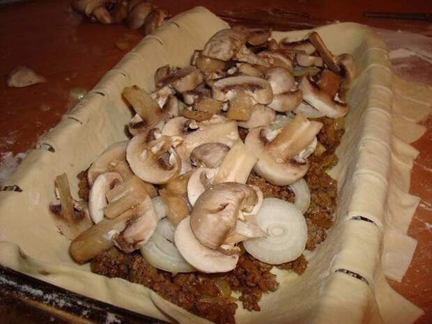 Быстрый мясной пирог с грибами