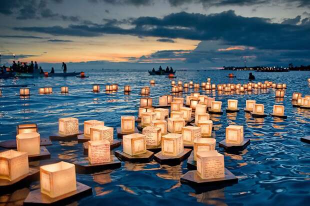 unique-festivals-around-the-world-floating-lanterns-festival-2