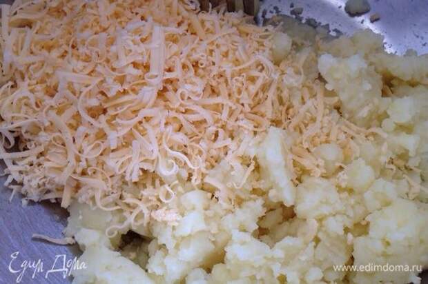 Картофель отварной и сыр натереть на мелкой тёрке.