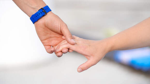 Младшую из найденных во Владимирской области сестер из Петербурга передали отцу