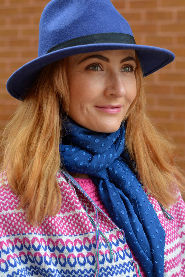 Multi-coloured wrap, navy fedora
