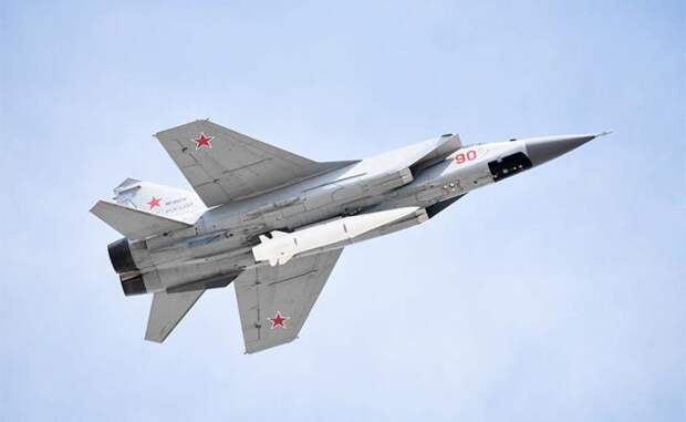 На фото: сверхзвуковой истребитель-перехватчик МиГ-31К с гиперзвуковой ракетой "Кинжал"