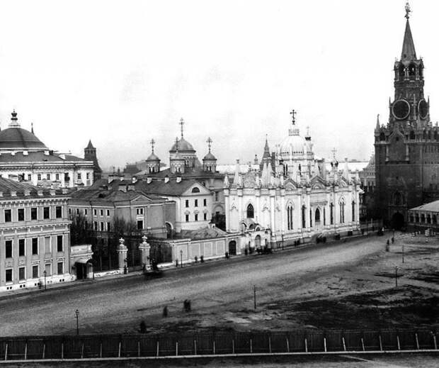 Вознесенская площадь, Вознесенский собор справа