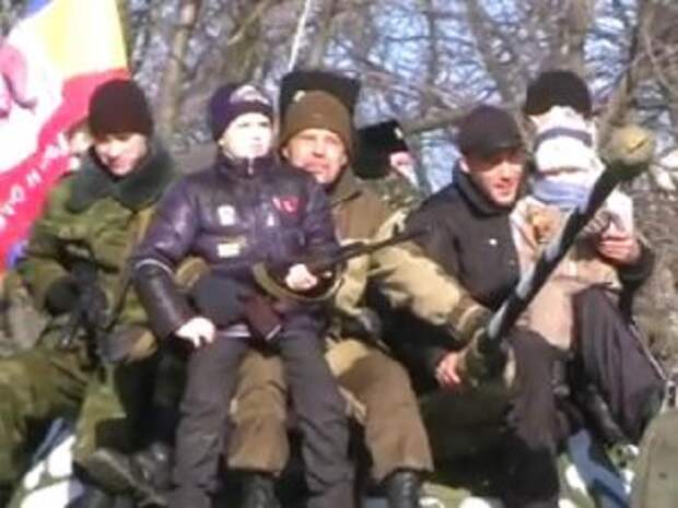 Парад, боевики, Ровеньки, дети, автоматы