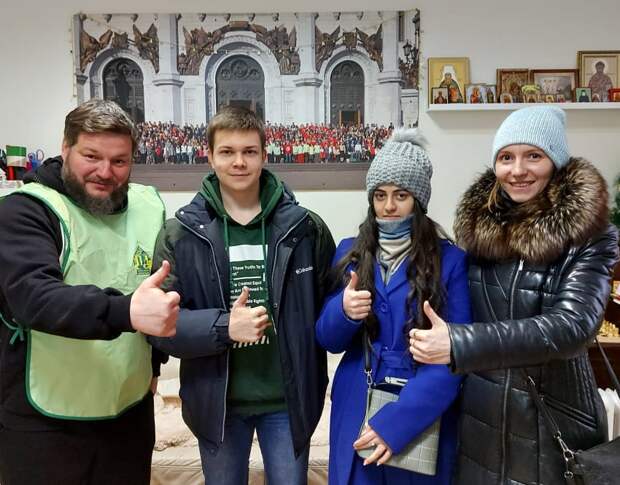 Руководитель движения «Православные добровольцы» Михаил Куксов, волонтёры и руководитель отряда «ДоброСовы» Екатерина Шевцова / Фото: предоставлено волонтёрским отрядом «ДоброСовы»