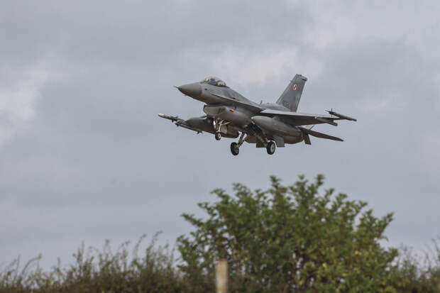 Польша вернула на аэродромы истребители, поднятые из-за якобы активности РФ