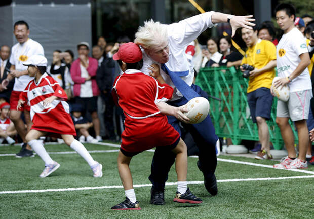 Октябрь-2015. Мэр Лондона Борис Джонсон не особенно ловко играет с детьми в регби. факты, фотографии, юмор