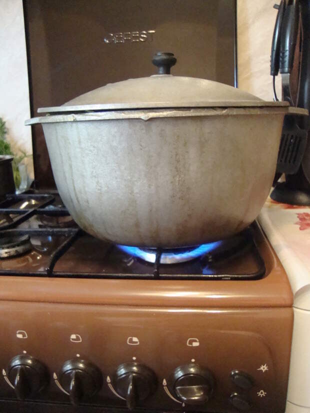 не закрылась, но не беда на помощь придёт кирпич . Зажигаю конфорку полный газ 15 минут еда, своими руками