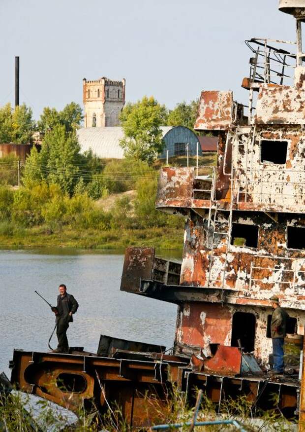 Кладбище кораблей советского речного флота (30 фото) Кладбище кораблей советского речного флота (30 фото)