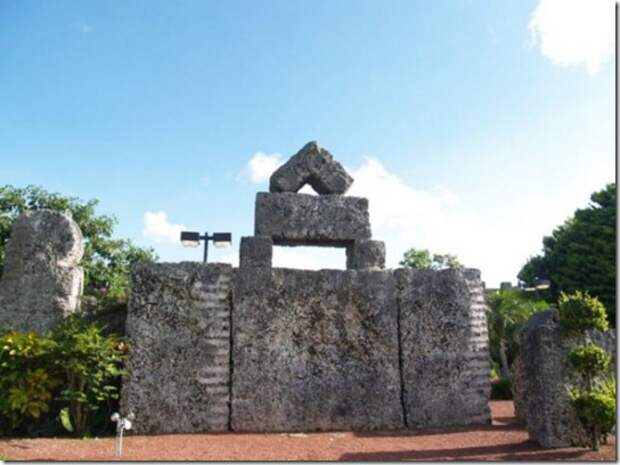 1265012641_800px-coral_castle_31-600x449