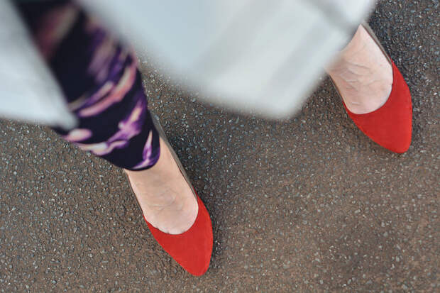 Spring style: Floral leggings with red heels