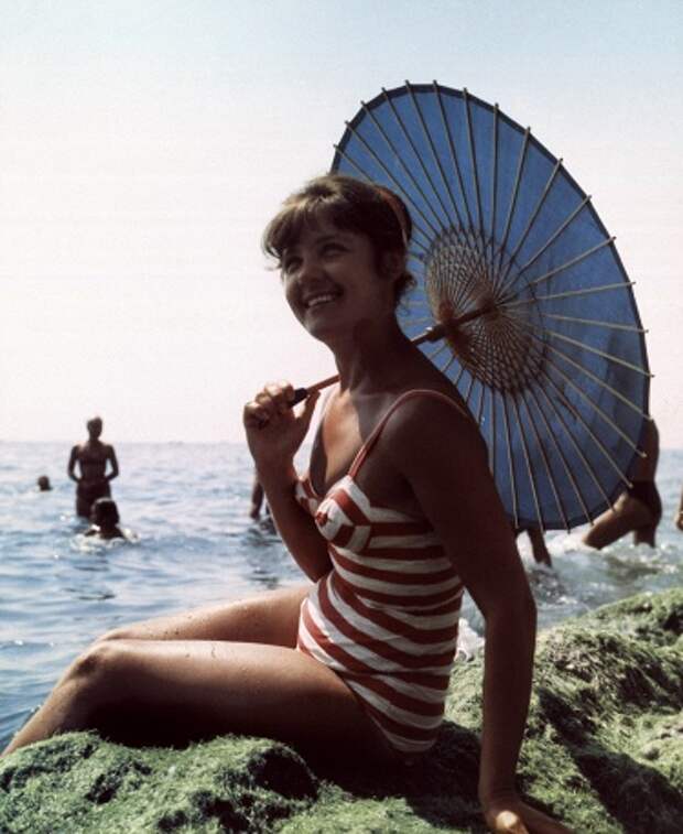 Девушка на пляже в Гурзуфе, 1970 год