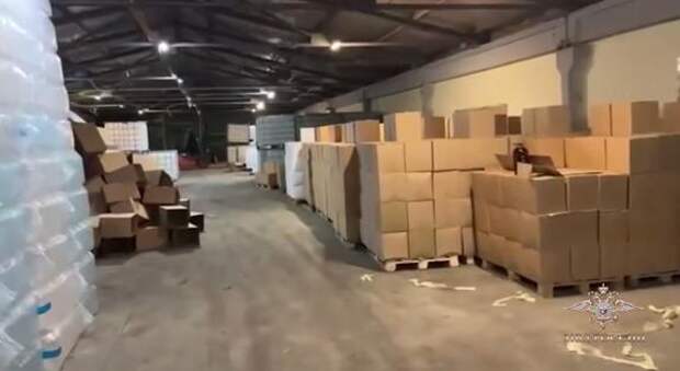 В Гатчинском районе пресекли деятельность цеха по производству алкоголя