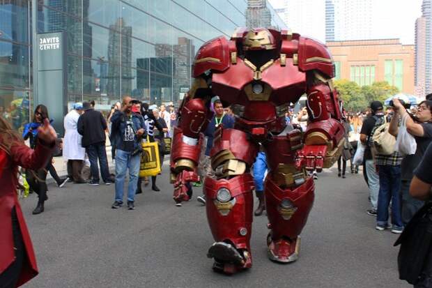 Этот костюм усовершенствованной модели Железного человека выстой 2,8 метра и весит 40 кг