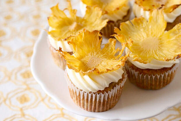 http://www.ohcupcakes.net/images/decoration-dried-pineapple-flowers-1.jpg