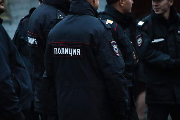 В Екатеринбурге полицейские спасли ребёнка, застрявшего в решётке окна