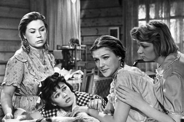 Возраст – лишь цифра: Как 30-летние актеры в «Девчатах» сыграли 18-летних, а 37-летний Михаил Пуговкин выглядел «под сорок»