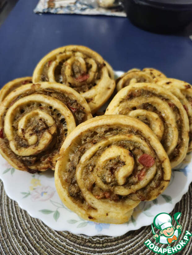 Мясной рулет в слоеном тесте