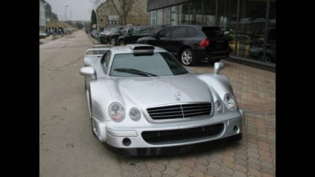 Любителям спортивного эксклюзива есть смысл ехать в Женеву. Здесь продается один из 25-ти Mercedes-Benz CLK (W208) GTR. Сзади у суперкара стоит <br> 6,9-литровый <br> «движок» V12, мощностью 712 л.с., который занимает добрую половину автомобиля. До сотни - 3,4 секунды, из комфорта - руль и педали. Учитывая то, что <br> машина, по сути, являются допущенным на дороги общего пользования профессиональным гоночным болидом, он комплектуются 6-ступенчатой секвентальной <br> коробкой передач с возможностью переключения подрулевыми лепестками и карбоновыми тормозными механизмами. Стоимость - 825 000 евро. Пробег не указан. <br> Да и какая разница? Это уже памятник, а не тачка для выходных... Любителям спортивного эксклюзива есть смысл ехать в Женеву. Здесь продается один из 25-ти Mercedes-Benz CLK (W208) GTR. Сзади у суперкара стоит <br> 6,9-литровый <br> «движок» V12, мощностью 712 л.с., который занимает добрую половину автомобиля. До сотни - 3,4 секунды, из комфорта - руль и педали. Учитывая то, что <br> машина, по сути, являются допущенным на дороги общего пользования профессиональным гоночным болидом, он комплектуются 6-ступенчатой секвентальной <br> коробкой передач с возможностью переключения подрулевыми лепестками и карбоновыми тормозными механизмами. Стоимость - 825 000 евро. Пробег не указан. <br> Да и какая разница? Это уже памятник, а не тачка для выходных...